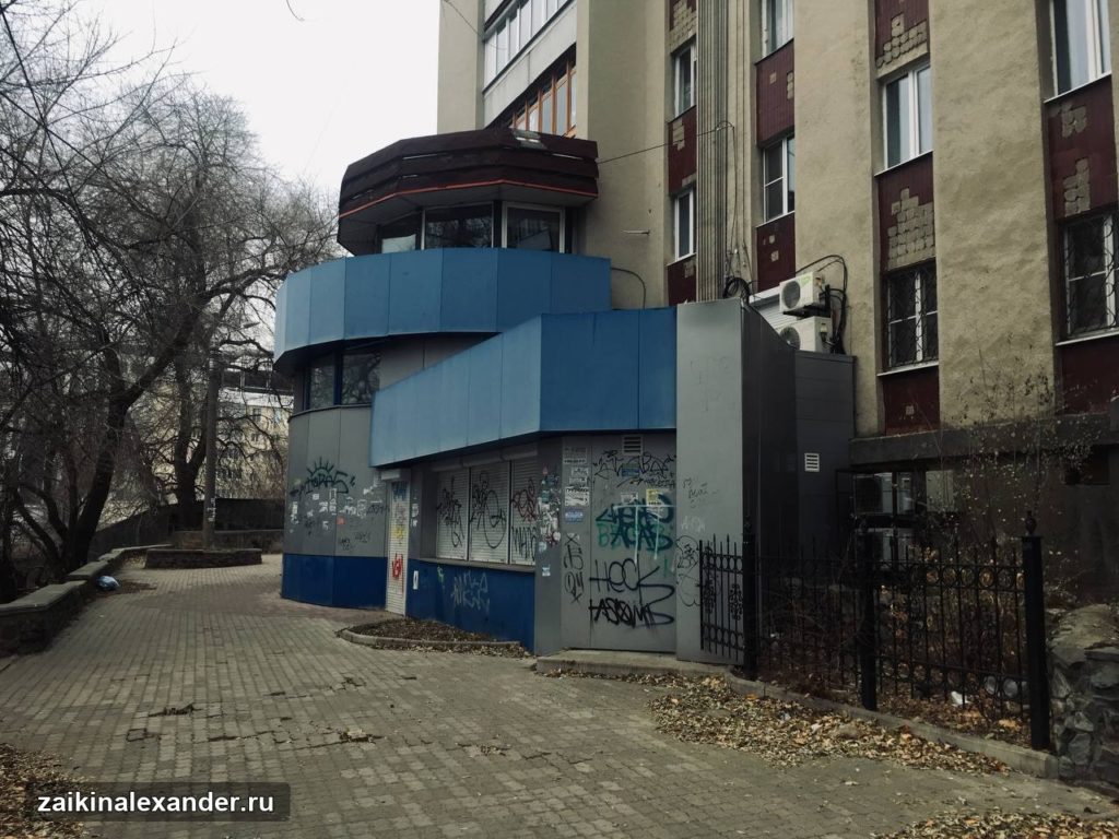 Угол здания с голубыми балконами