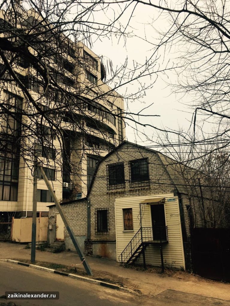 Старый дом на городской улице