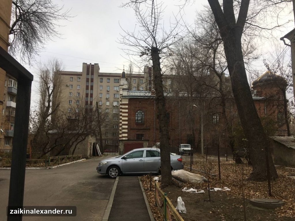 Двор с кирпичным зданием