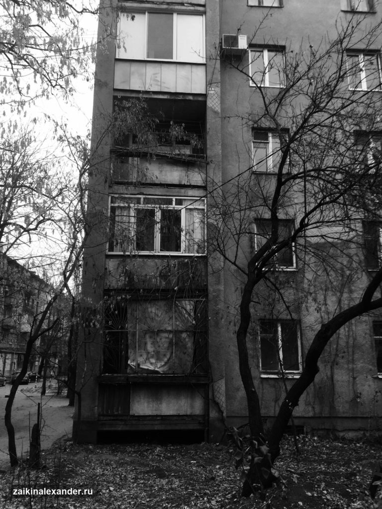 Жилой дом и осенние деревья в Воронеже