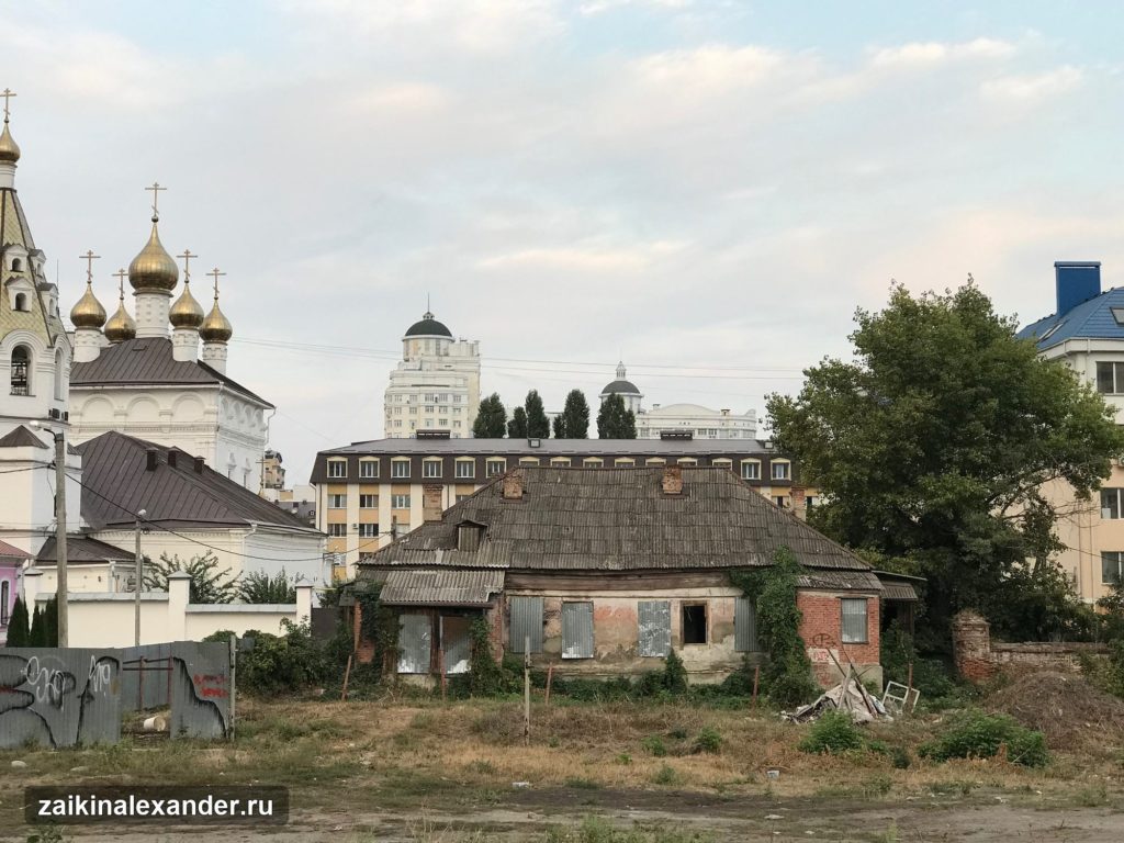 В центре города гуляя — кадр 1