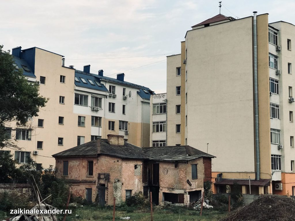 В центре города гуляя — кадр 2