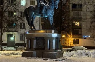 Памятник маршалу Рокоссовскому в Москве — ракурс 1