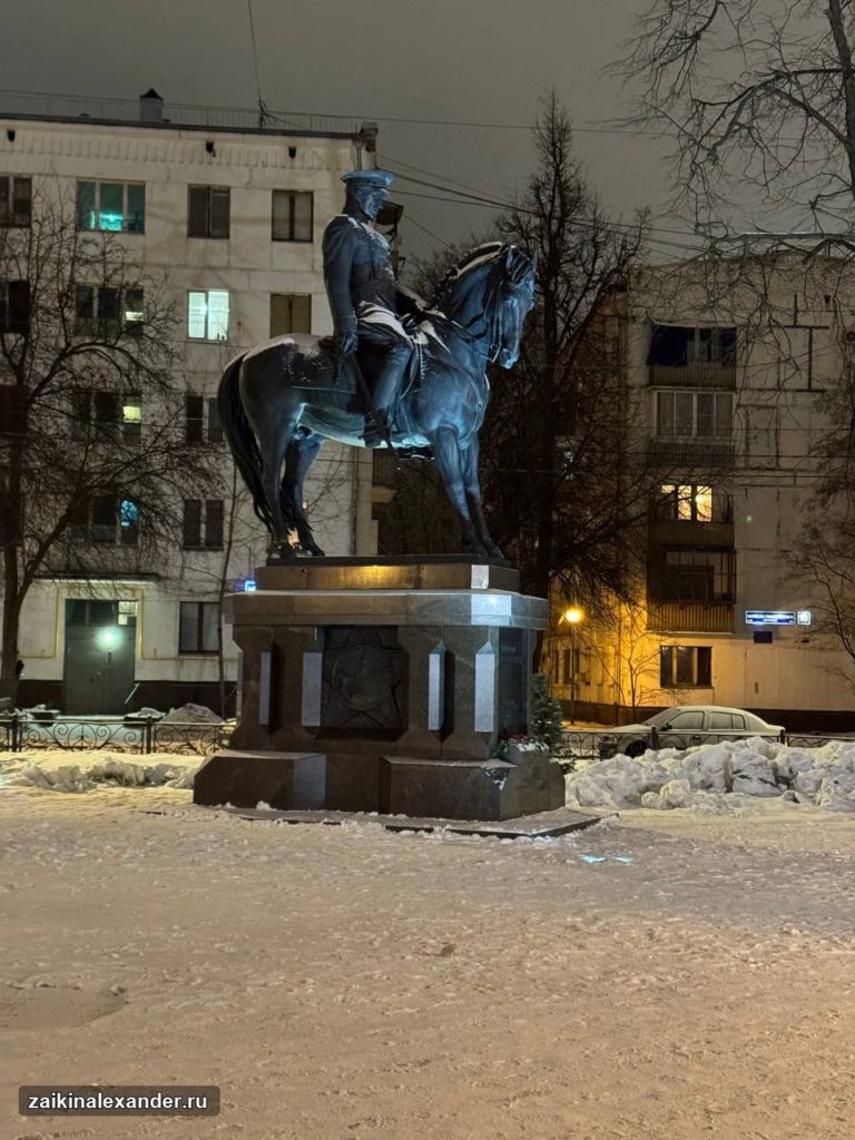 Памятник маршалу Рокоссовскому в Москве — ракурс 1