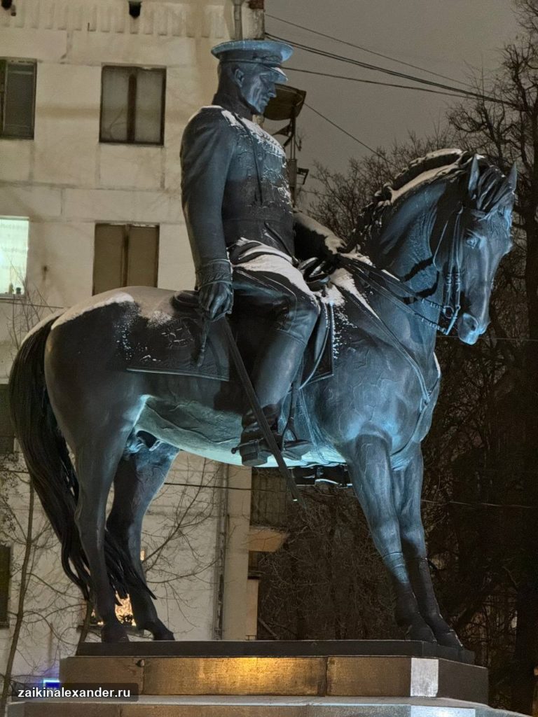 Памятник маршалу Рокоссовскому в Москве — ракурс 2