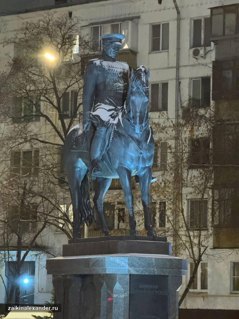 Памятник маршалу Рокоссовскому в Москве — ракурс 3