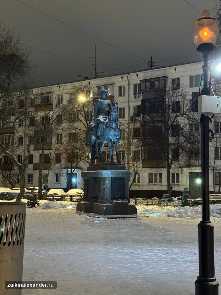 Памятник маршалу Рокоссовскому в Москве — ракурс 4