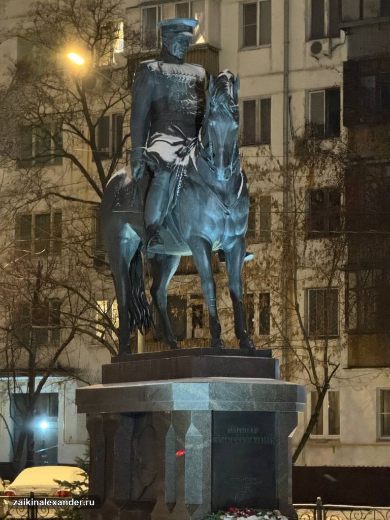 Памятник маршалу Рокоссовскому в Москве — ракурс 5