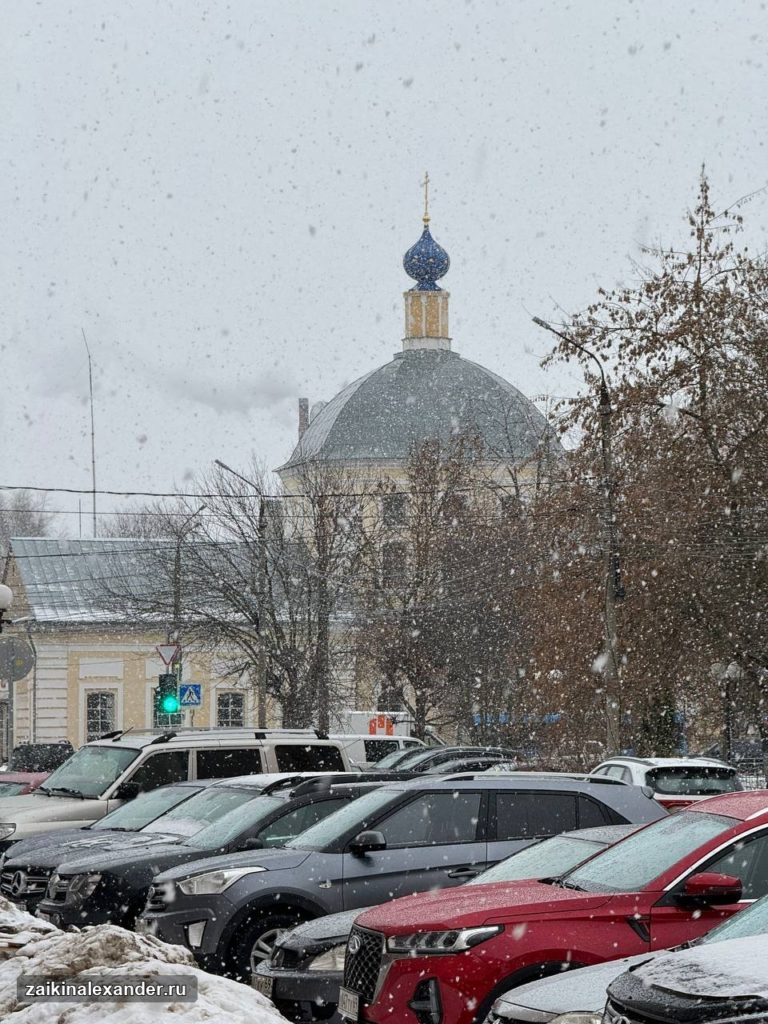 Церковь среди снегопада в Твери