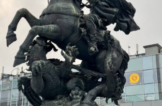 Скульптура всадника у Ленинградского вокзала