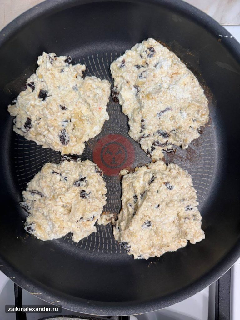Сырники с изюмом на сковороде