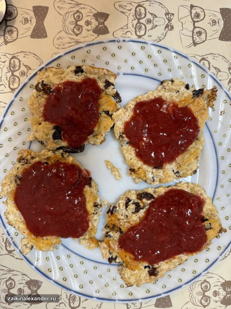 Домашние сырники с фруктами
