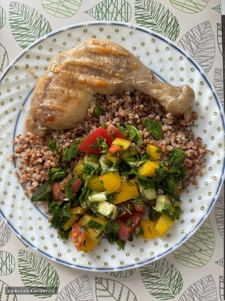 Курица с овощами и гречкой
