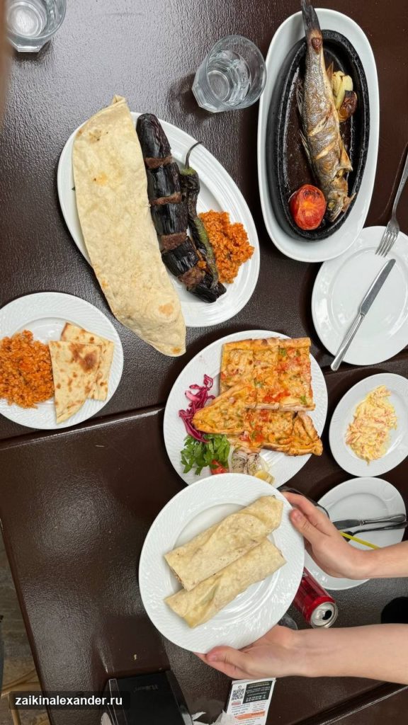 Обед в Ora Kebab — блюда на столе