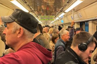 Переполненный вагон метро по дороге на Ленинградский вокзал