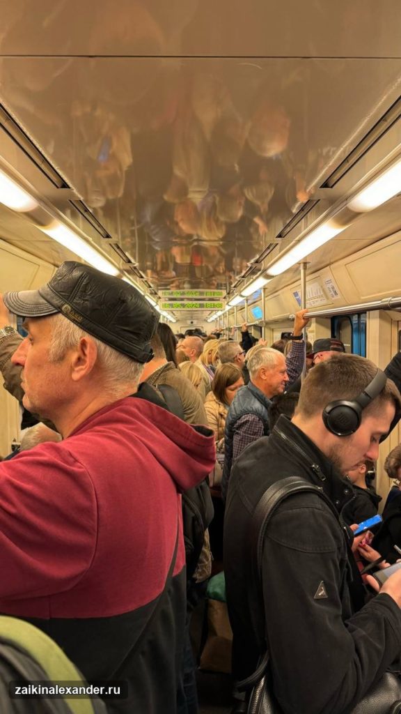Переполненный вагон метро по дороге на Ленинградский вокзал