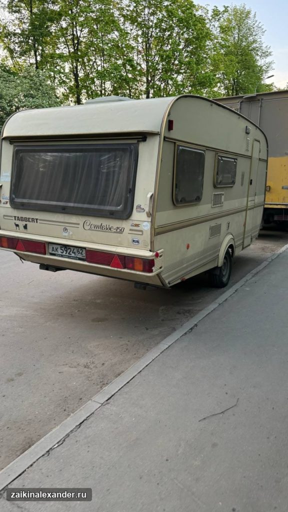 Жилой прицеп на московской улице