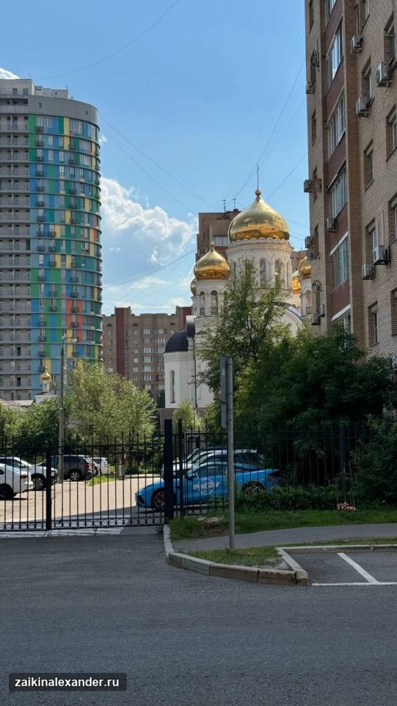 Храм среди московских новостроек