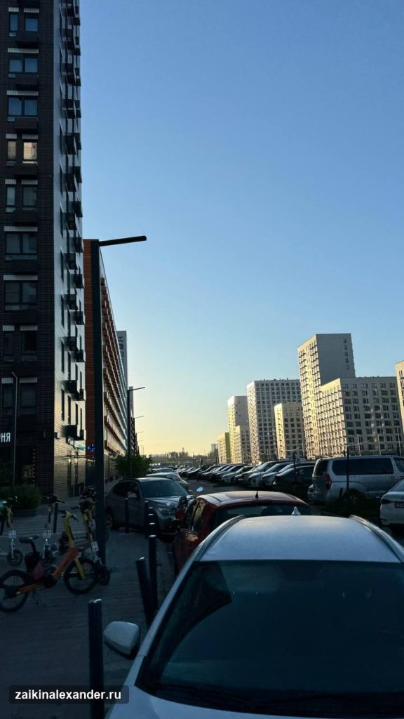 Летняя улица в новом московском районе