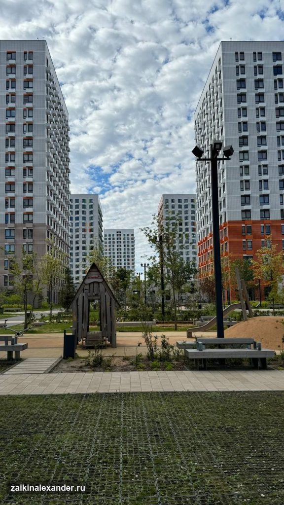 Сквер среди новых домов Москвы