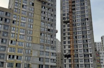 Как крановщик поднимается на работу — кадр 1